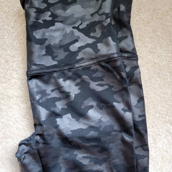 Booty Boost® Active Camo 7/8 Leggings in black size Large NWT - Picture 8 of 9